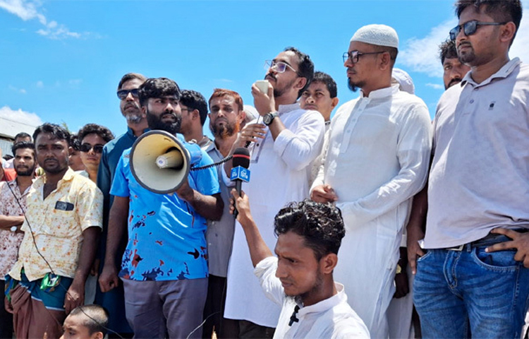 জাতীয় নাগরিক পার্টির (এনসিপি) সিনিয়র যুগ্ম-মুখ্য সমন্বয়ক আবদুল হান্নান মাসউদ আজ (১৫ আগস্ট) নোয়াখালীতে নদী ভাঙন এলাকায় জিওব্যাগ ডাম্পিং কাজ পরিদর্শন করেন। ছবি: ইকবাল হোসেন মজনু