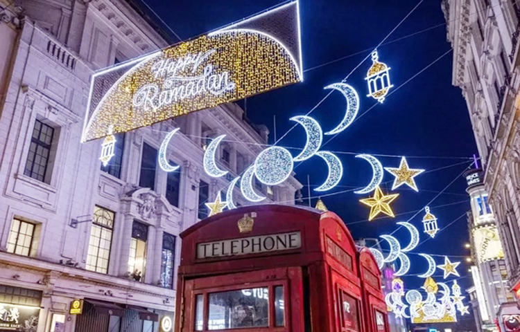 প্রথমবারের মতো মুসলমানদের পবিত্র মাস রমজান উপলক্ষে বর্ণিল সাজে সেজেছে যুক্তরাজ্যের রাজধানী লন্ডনের পশ্চিম প্রান্ত। প্রায় ৩০ হাজার বাতির আলোয় উজ্জ্বল হয়ে উঠেছে এলাকাটি। শহরটিতে এ ধরনের সাজসজ্জা আগে দেখা যায়নি। ছবি: সংগৃহীত