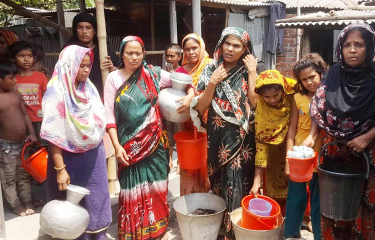 পাবনার ঈশ্বরদী উপজেলার পদ্মা নদীর তীরবর্তী তিন ইউনিয়ন পাকশী, সাঁড়া, লক্ষ্মীকুন্ডা ও পৌরশহরের বেশিরভাগ টিউবওয়েলে পানি উঠছে না। খরা ও অনাবৃষ্টির কারণে ভূগর্ভস্থ পানির স্তর নিচে নেমে যাওয়ায় সুপেয় পানির সংকট দেখা দিয়েছে। ঈশ্বরদী পৌরসভার সাপ্লাই পানি সরবরাহও নিরবচ্ছিন্ন নয়। বিদ্যুৎ বিভ্রাট ও লোডশেডিংয়ে পানি সরবরাহে বিঘ্ন ঘটছে। ফলে গ্রাহকরা চাহিদা অনুযায়ী পানি পাচ্ছে না। ঈশ্বরদী পৌরসভার ঘন বসতিপূর্ণ এলাকা হিসেবে পরিচিত ফতেহ মোহাম্মদপুর, পূর্ব-নূরমহল্লা, আমবাগান, আলহাজ্ব ক্যাম্প, মাহাতাব কলোনি। সরেজমিনে গিয়ে দেখা যায়, শতকরা ৯৫ শতাংশ বসতবাড়ির টিউবওয়েলে পানি উঠছে না। যাদের বাসা-বাড়িতে সাবমার্সেবল বা গভীর নলকূপ আছে শুধুমাত্র তারা সুপেয় পানি পাচ্ছেন। ছবি- জাগো নিউজ