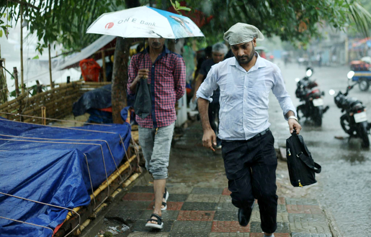 সকাল থেকেই ঢাকার আকাশে ছিল মেঘের আনাগোনা। বেলা কিছুটা বাড়তেই মেঘে ঢেকে যায় পুরো আকাশ। এরপর শুরু হয় বৃষ্টি। ভ্যাপসা গরম আর তাপদাহের মধ্যে এ বৃষ্টি যেন নগরবাসীর জন্য স্বস্তিরই বার্তা। তবে সকালবেলার এ বৃষ্টিতে খানিক ভোগান্তিতে পড়তে দেখা গেছে অফিস কিংবা বিভিন্ন কর্মস্থলগামী মানুষদের। ছবি: মাহবুব আলম