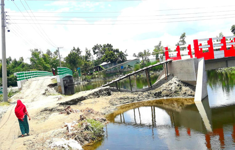 লালমনিরহাটের কালীগঞ্জ উপজেলার হাজিরহাট এলাকার পাশাপাশি প্রায় দেড় কোটি টাকা ব্যয়ে নির্মিত দুটি সেতু এলাকাবাসীর গলার কাঁটায় পরিণত হয়েছে। ঝকঝকে রঙিন সেতু হলেও তা মই বেয়ে উঠতে হয়। চলতি মাসের বন্যায় সংযোগ সড়কের দুইপাশের মাটি সরে গিয়ে সেতু দুটি চলাচলের অযোগ্য হয়ে পড়েছে। এতে দুর্ভোগে পড়েছেন ওই এলাকার প্রায় ৩০ হাজার বাসিন্দা।
