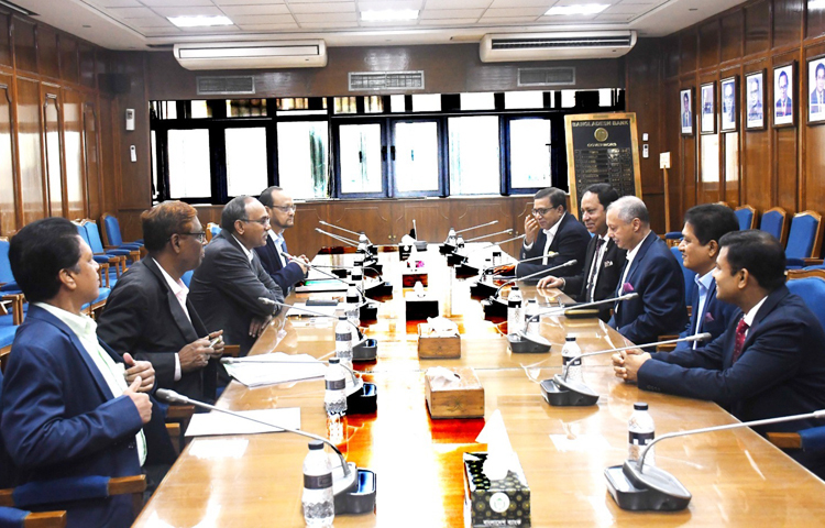 ব্যাংক থেকে ঋণ নেওয়ার ক্ষেত্রে কেবল পুরুষ নয়, নারীকেও জামানতকারী দেখিয়ে ঋণ নিতে পারবেন নারী উদ্যোক্তারা। দেশের ক্ষুদ্র ও মাঝারি নারী উদ্যোক্তাদের জন্য সহজ শর্তে ঋণ প্রাপ্তি নিশ্চিত করতে এমন পদক্ষেপ নেওয়ার আশ্বাস দিয়েছেন বাংলাদেশ ব্যাংকের গভর্নর আবদুর রউফ তালুকদার। আজ গভর্নর আবদুর রউফ তালুকদারের সঙ্গে সৌজন্য সাক্ষাৎ করে ব্যবসায়ীদের শীর্ষ সংগঠন এফবিসিসিআইয়ের একটি প্রতিনিধিদল। এসময় এফবিসিসিআই সভাপতি মাহবুবুল আলমের প্রস্তাবের পরিপ্রেক্ষিতে গভর্নর এই আশ্বাস দেন। ছবি- সংগৃহীত