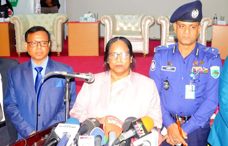 নির্বাচন কমিশনার রাশেদা সুলতানা বলেছেন, বিএনপি নির্বাচনে আসুক আর না আসুক সেনাবাহিনী স্টাইকিং ফোর্স হিসেবে কাজ করেছে। আজ বগুড়ার বিয়াম ফাউন্ডেশন অডিটোরিয়ামে এক সভা শেষে সাংবাদিকদের তিনি এসব কথা বলেন। ছবি: জাগো নিউজ