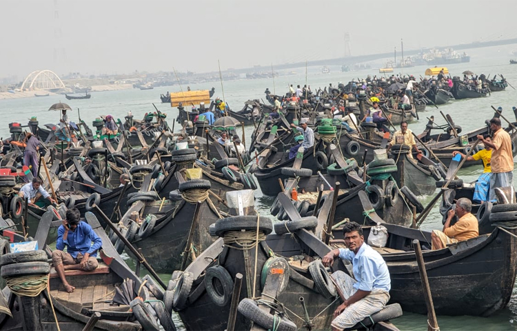 চট্টগ্রামের কর্ণফুলী নদীর ঘাট রক্ষায় মাঝিদের বৈঠা বর্জন কর্মসূচি পালিত হয়েছে। কর্ণফুলী নদীর অবৈধ স্থাপনা উচ্ছেদ ও মাস্টার প্ল্যান ২০১৪ অনুযায়ী কর্ণফুলীর নাব্যতার রক্ষার দাবিতে বৈঠা বর্জন ও অবস্থান ধর্মঘট পালিত হয়। আজ (২০ ফেব্রুয়ারি) বেলা ১১টায় নগরীর অভয়মিত্র ঘাট থেকে চট্টগ্রাম ইছানগর, বাংলাবাজার, ইছানগর সদরঘাট ও চরপাথরঘাটা ব্রিজঘাট সাম্পান মাঝি কল্যাণ সমিতির মাঝিরা ঘাটের যাত্রী পারাপার বন্ধ করে দেয়। এই সময় সকল মাঝিরা তাদের সাম্পান নিয়ে কর্ণফুলীর মাঝখানে অবস্থান নিয়ে অবস্থান ধর্মঘট পালন করে। ছবি- সংগৃহীত