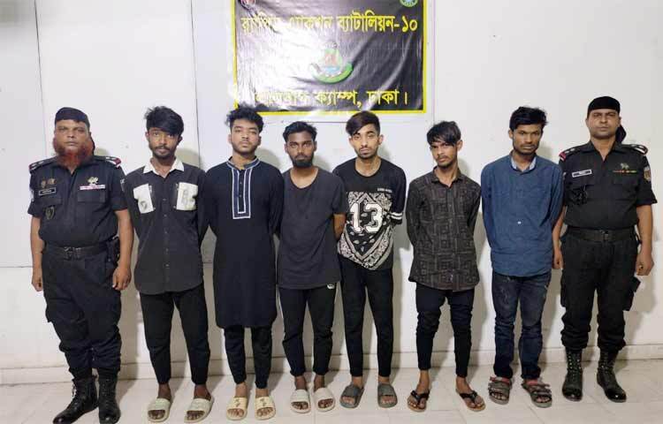 রাজধানীতে এক বাড়িওয়ালার কাছ থেকে চাঁদা দাবির অভিযোগে কিশোর গ্যাং চক্রের ছয়জনকে গ্রেফতার করেছে র্যাব। আজ র্যাব-১০ এর সহকারী পুলিশ সুপার এম জে সোহেল এ তথ্য জানান। তিনি বলেন, ‘কদমতলী থানার পূর্ব জুরাইন এলাকার সাজেদা বেগমের (৪৫) কাছে চাঁদা দাবি করা হয়।’ ছবি: জাগো নিউজ