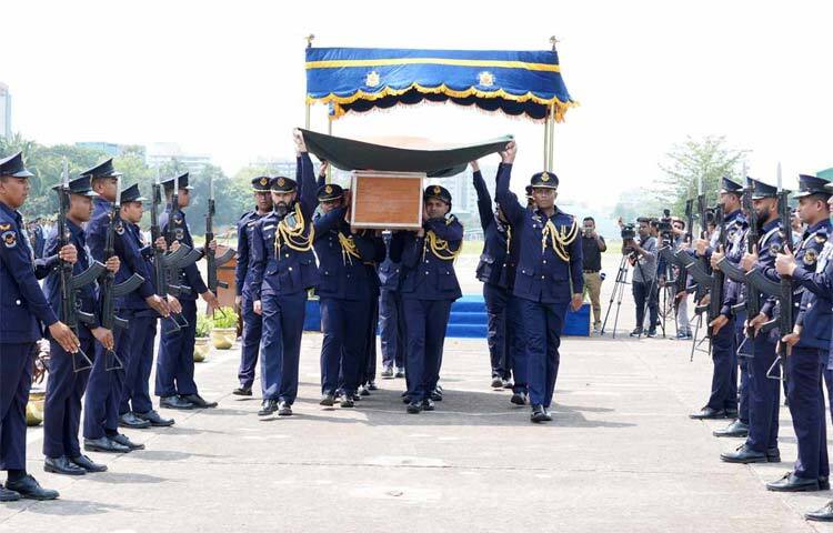 স্কোয়াড্রন লিডার মুহাম্মদ আসিম জাওয়াদকে রাষ্ট্রীয় মর্যাদায় দাফন করা হয়েছে তার নিজ জেলা মানিকগঞ্জে। আজ বাদ জুমা তৃতীয় জানাজা শেষে শহরের সেওতা কবরস্থানে তার দাফন সম্পন্ন হয়।  দুপুরে আন্তঃবাহিনী জনসংযোগ পরিদপ্তর থেকে (আইএসপিআর) পাঠানো এক সংবাদ বিজ্ঞপ্তিতে এ তথ্য জানানো হয়। ছবি: আইএসপিআর