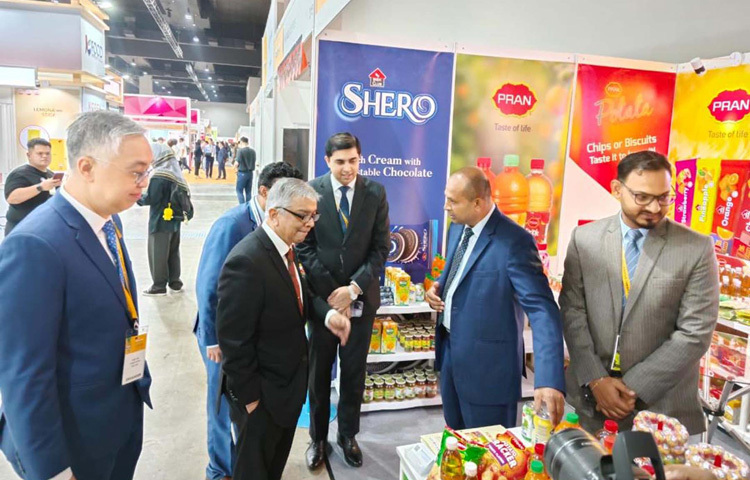 মালয়েশিয়ার কুয়ালালামপুরে মাইটেক কনভেনশন সেন্টারে ৩ দিনব্যাপী অনুষ্ঠিত ‘ফুড অ্যান্ড ড্রিংকস মালয়েশিয়া বাই সিয়াল’ মেলার সমাপনী দিনে বাংলাদেশি পণ্যের স্টল পরিদর্শন করেন সেদেশে বাংলাদেশের হাইকমিশনার মো. শামীম আহসান। ছবি: পিআইডি