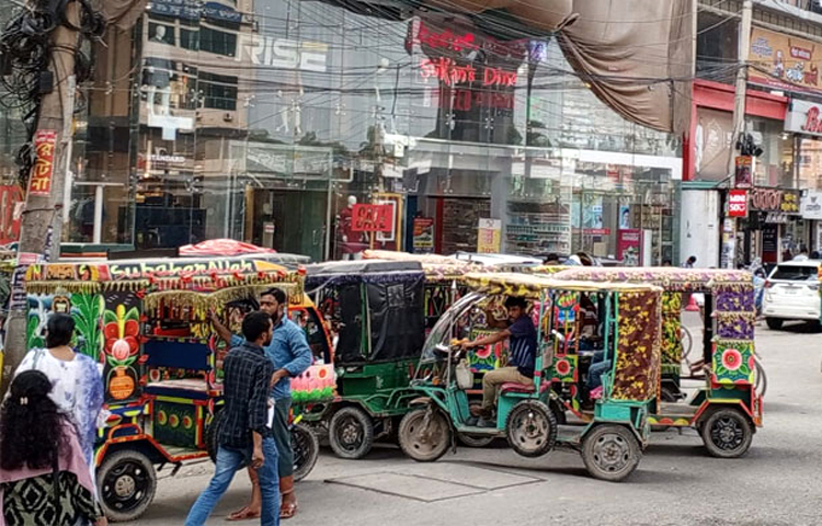 রাজধানীতে মূল সড়কে অটোরিকশার বেপরোয়া চলাচলে বিপদে পড়ছে দ্রুতগতির যানবাহনগুলো। এতে প্রতিদিনই ছোটখাট দুর্ঘটনাও ঘটছে। ট্রাফিক ও কমিউনিটি পুলিশের তৎপরতাও এসব অটোরিকশার খামখেয়ালিপনা থামাতে পারছে না। ছবি: জাগোনিউজ