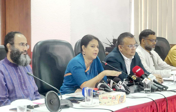 অন্তর্বর্তী সরকারের পরিবেশ, বন ও জলবায়ু উপদেষ্টা সৈয়দা রিজওয়ানা হাসান বলেন, ৫৪ বছর এ রাষ্ট্রের বয়স। কাজ কতটুকু হয়েছে, তার নমুনা সবার সামনে। এখন আমরা দেড় বছর সময় পেয়েছি। কাজ করছি, সাধ্যমতো চেষ্টা করছি। ৫৪ বছরের মুখোমুখি দেড় বছরের চেষ্টাকে দাঁড় করানো সমীচীন মনে করি না। আজ দুপুরে রাজধানীর সিরডাপ মিলনায়তনে ‘ঢাকার জলাধার পুনরুদ্ধার: সম্ভাবনা ও চ্যালেঞ্জ’ শীর্ষক নগর সংলাপে প্রধান অতিথির বক্তব্যে তিনি এসব কথা বলেন। ছবি: সংগৃহীত