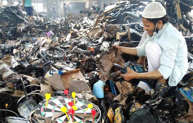 টানা ১২ ঘণ্টা দাউ দাউ করে জ্বলছিল রাজধানীর ডেমরার ভাঙ্গা প্রেস এলাকার ক্রীড়াসামগ্রীর গোডাউনে লাগা আগুন। সকাল ৮টায় আগুন নিয়ন্ত্রণের পর ভস্মীভূত ধ্বংসস্তূপ থেকে ভালো জিনিস খুঁজে ফিরছিলেন ক্ষতিগ্রস্ত ব্যবসায়ীরা। টানা ১২ ঘণ্টা আগুনে অবশিষ্ট নেই তেমন কিছু, প্রায় সবই পুড়ে গেছে।