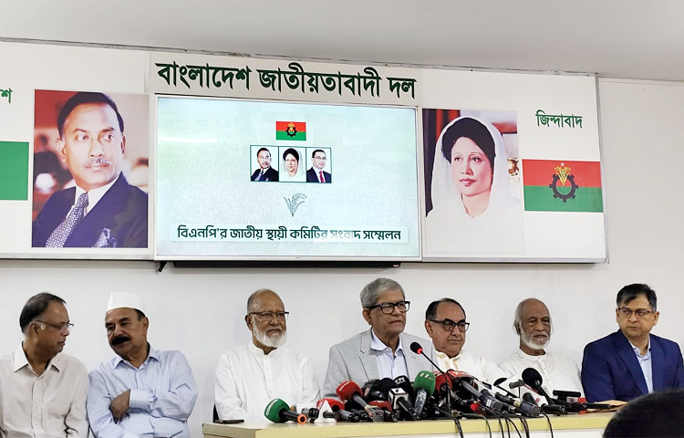 রাজধানীর মিটফোর্ডের নৃশংস হত্যাকাণ্ডের অন্তর্নিহিত কারণ অনুসন্ধানের জন্য একটি ‘তদন্ত ও তথ্যানুসন্ধানী কমিটি’ গঠনের সিদ্ধান্ত নিয়েছে বিএনপি। এ ঘটনায় কমিটির সদস্যরা প্রকৃত সত্য উদঘাটন করবেন এবং তা জনসম্মক্ষে প্রকাশ করা হবে বলে জানিয়েছেন দলটির মহাসচিব মির্জা ফখরুল ইসলাম আলমগীর। আজ রাজধানীর গুলশানে বিএনপি চেয়ারপারসনের রাজনৈতিক কার্যালয়ে এক সংবাদ সম্মেলনে তিনি একথা বলেন। ছবি: সংগৃহীত