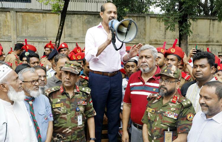আসন্ন বর্ষা মৌসুমে এডিসের বংশ বিস্তার রোধে জনসচেতনতামূলক কার্যক্রম শুরু করেছে ঢাকা উত্তর সিটি করপোরেশন (ডিএনসিসি)। আজ রাজধানীর মিরপুর এক নম্বরের সনি সিনেমা হলের সামনে থেকে এ কার্যক্রম শুরু হয়। ছবি: জাগো নিউজ