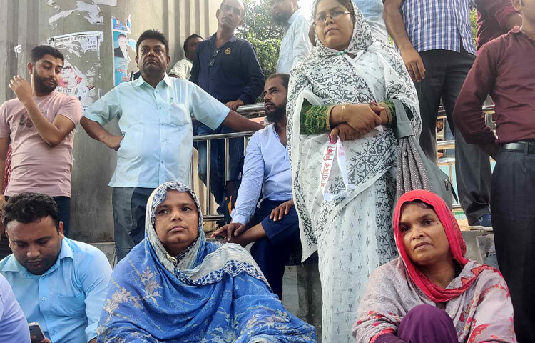 মাকসুদা বেগম ডেইজি। বয়স ৫৬ ছুঁই ছুঁই। পটুয়াখালী থেকে ঢাকায় এসেছেন গত ১০ জুলাই রাতে। পরদিন ১১ জুলাই সকালে জাতীয় প্রেস ক্লাবের সামনে বাংলাদেশ টিচার্স অ্যাসোসিয়েশনের (বিটিএ) ডাকে বেসরকারি মাধ্যমিক শিক্ষাপ্রতিষ্ঠান জাতীয়করণের দাবিতে শিক্ষকদের অবস্থান কর্মসূচিতে অংশ নেন। এরপর টানা ১৪ দিন সকাল থেকে সন্ধ্যা পর্যন্ত প্রেস ক্লাবের সামনেই কাটছে তার। সন্তান-সংসার ফেলে শেষ বয়সে দাবি আদায়ের আন্দোলনে নেমেছেন। তার ভাষ্য, এ দাবি নিয়ে বহু আন্দোলন করেছি, এবারই শেষ ভরসা। আজ দুপুরেও প্রেস ক্লাবের মূল ফটকের উল্টো দিকে রাস্তায় পত্রিকা বিছিয়ে বসে থাকতে দেখা যায় তাকে।