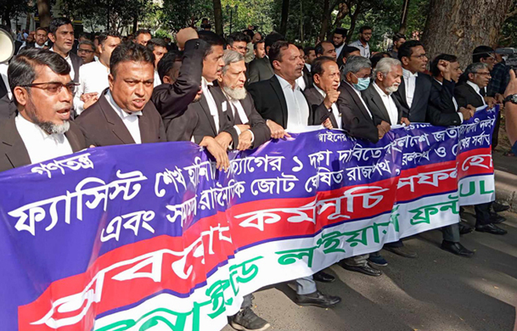 বিএনপির ডাকা অবরোধ কর্মসূচির সমর্থনে সুপ্রিম কোর্টে মিছিল সমাবেশ করেছে বিএনপি, জামায়াতপন্থি ও সরকারবিরোধী আইনজীবীরা। আজ সুপ্রিম কোর্টে প্রাঙ্গনে মিছিল করেন শতাধিক আইনজীবী। ছবি: জাগো নিউজ