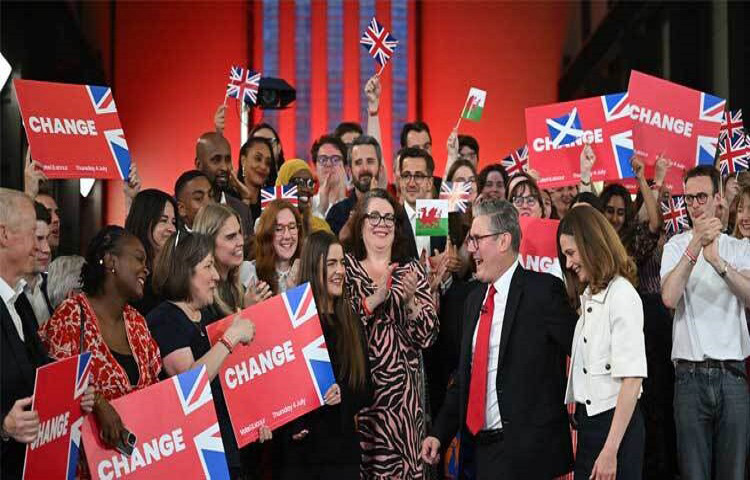 যুক্তরাজ্যের সাধারণ নির্বাচনে নিরঙ্কুশ জয় পেয়েছে লেবার পার্টি। এখন পর্যন্ত ৫৩৬ আসনের ফলাফল ঘোষণা করা হয়েছে। এর মধ্যে লেবার পার্টি ৩৬৭ আসনে জয় পেয়েছে। অন্যদিকে ক্ষমতাসীন কনজারভেটিভ পার্টি জয় পেয়েছে ৮৫ আসনে। ৫১ আসনে জয় নিয়ে তৃতীয় অবস্থানে রয়েছে লিবারেল ডেমোক্রেটিক পার্টি। ছবি: এএফপি