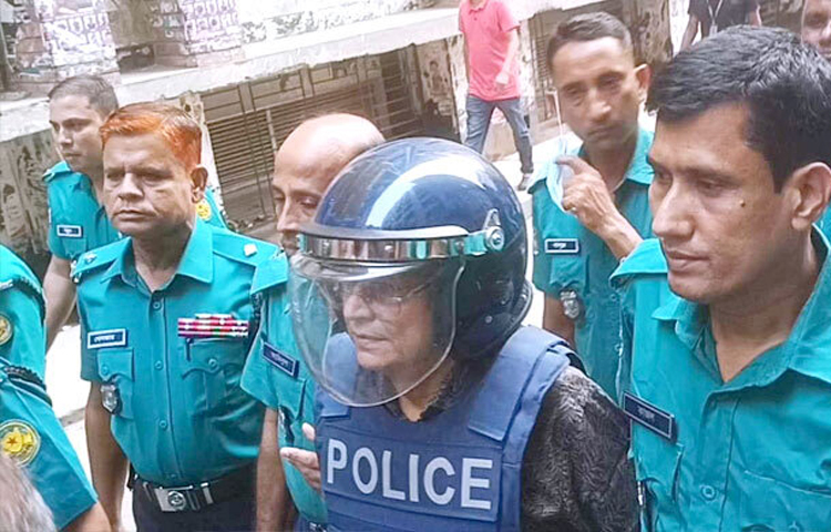 গুলি করে বিএনপির কর্মী মকবুলকে হত্যার অভিযোগে করা মামলায় গ্রেফতার সাবেক গৃহায়ন ও গণপূর্তমন্ত্রী র আ ম উবায়দুল মোকতাদির চৌধুরীর পাঁচ দিনের রিমান্ড মঞ্জুর করেছেন আদালত। ছবি: সংগৃহীত