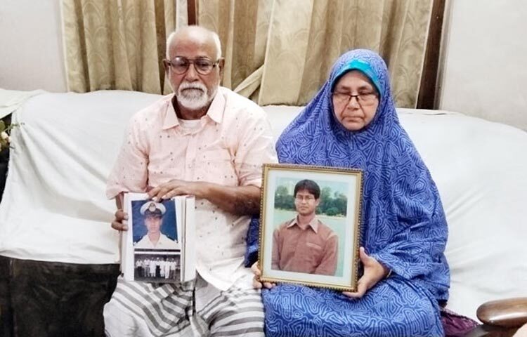 ভারত মহাসাগরে সোমালিয়ার জলদস্যুদের হাতে জিম্মি বাংলাদেশি ২৩ নাবিকের জন্য উৎকণ্ঠিত সারাদেশ। দেশ-বিদেশের বন্দরে বন্দরে ঘুরে বেড়ানো দেশের এ সাহসী সন্তানদের সামাজিক যোগাযোগমাধ্যমে শেয়ার করা ছবি-ভিডিও দেখে কাঁদছেন স্বজনরা, কাঁদছে দেশবাসী। ছবি: আবু আজাদ