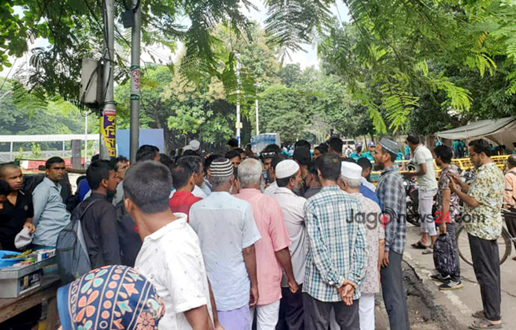 রাজধানীর ধানমন্ডি ৩২ নম্বরে ১৫ আগস্ট উপলক্ষে আওয়ামী লীগের কেউ যাতে শ্রদ্ধা জানাতে আসতে না পারে সেজন্য বিএনপিসহ কয়েকটি রাজনৈতিক দলের নেতা-কর্মীরা জড়ো হয়েছেন সকাল থেকেই। ছবি: জাগো নিউজ