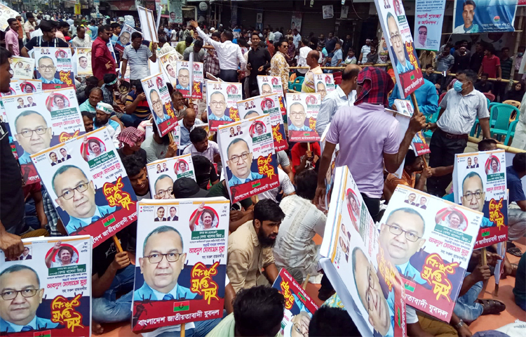 নির্দলীয় নিরপেক্ষ তত্ত্বাবধায়ক সরকারের অধীনে আগামী জাতীয় সংসদ নির্বাচন অনুষ্ঠান, বর্তমান সরকারের পদত্যাগ, সংসদ বিলুপ্তসহ ১০ দফা দাবিতে বিএনপির বিক্ষোভ সমাবেশ অনুষ্ঠিত হয়। আজ দুপুর আড়াইটায় নয়াপল্টনে কেন্দ্রীয় কার্যালয়ের সামনে এ সমাবেশ শুরু হয়। ছবি: জাগো নিউজ