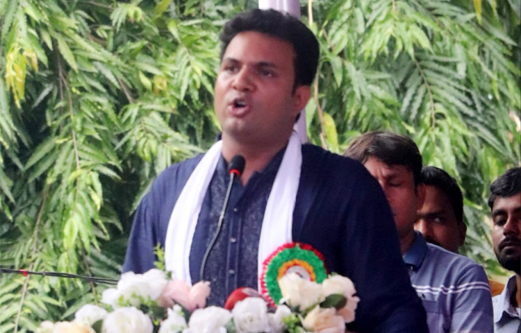 ছাত্রলীগের নেতাকর্মীদের উদ্দেশে সংগঠনটির সভাপতি সাদ্দাম হোসেন বলেছেন, আমরা অনেক সময় পত্রিকার পাতা খুললেই সিট বাণিজ্যের কথা দেখি। অনেক সময় দেখা যায়, প্রশ্নফাঁসের সঙ্গে জড়িত আছে, অনৈতিক কর্মকাণ্ডের সঙ্গে যুক্ত হচ্ছে। ছাত্রলীগের রাজনীতির সঙ্গে যারা জড়িত, তাদের কাছ থেকে আমরা এসব প্রত্যাশা করি না। আজ বিকেলে রাজশাহী বিশ্ববিদ্যালয়ের শাখা ছাত্রলীগের ২৬তম বার্ষিক সম্মেলনে একথা বলেন কেন্দ্রীয় ছাত্রলীগের সভাপতি সাদ্দাম হোসেন। ছবি- সংগৃহীত