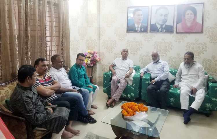 কারামুক্ত বিএনপির যুগ্ম মহাসচিব অ্যাডভোকেট সৈয়দ মোয়াজ্জেম হোসেন আলালের বাসায় গিয়েছেন দলটির স্থায়ী কমিটির সদস্য ড. আব্দুল মঈন খান। মঈন খান আজ বেলা ১১টায় আলালের বাসায় যান। ছবি: জাগো নিউজ
