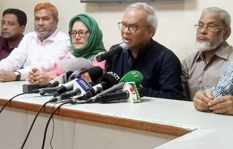 বিএনপির জ্যেষ্ঠ যুগ্ম মহাসচিব রুহুল কবির রিজভী বলেন, ‘মূলত বাজার সিন্ডিকেটের বিরুদ্ধে কেউ যেন কথা বলতে না পারে, সেজন্যই একের পর এক ‘ড্রাকোনিয়ান আইন’ তৈরি করছে সরকার। আজ দুপুরে নয়াপল্টনে দলের কেন্দ্রীয় কার্যালয়ে অনুষ্ঠিত সংবাদ সম্মেলনে সরকারের বিরুদ্ধে গণ প্রতিরোধ গড়ে তোলার আহ্বান জানান তিনি। ছবি: জাগো নিউজ