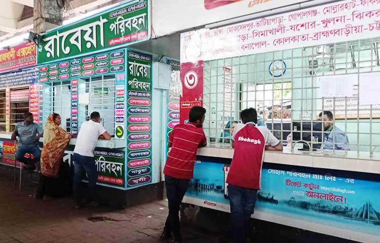 নাড়ির টানে গ্রামে ফেরা মানুষের ঈদযাত্রা শুরু হয়েছে। রাজধানীর গাবতলী বাস টার্মিনাল থেকে স্বজনদের সঙ্গে ঈদ উদযাপন করতে নগরবাসীকে নাড়ির টানে গ্রামে ফিরতে দেখা গেছে। বাসে যাত্রীরা ভোগান্তি ছাড়াই রওয়ানা হচ্ছেন। যাত্রীদের অনেকে জানান, যথাসময়ে বাস ছাড়লেও ভাড়া নেওয়া হয়েছে বেশি। ছবি: জাগো নিউজ