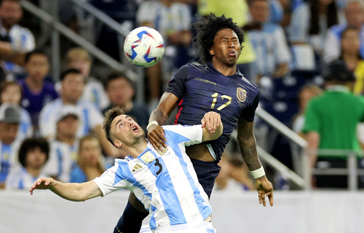 এমিলিয়ানো মার্টিনেজ প্রতি ম্যাচেই টাইব্রেকারে যমদূত হিসেবে আবির্ভূত হন প্রতিপক্ষের ফুটবলারদের সামনে। কোপা আমেরিকার প্রথম কোয়ার্টার ফাইনালে ইকুয়েডরের খেলোয়াড়দের জন্যও সেটি হলেন। শেষ সময়ে ইকুয়েডর গোল করে সমতায় ফিরলেও টাইব্রেকারে মার্টিনেজ বীরত্বে ৪-২ ব্যবধানে জিতলো আর্জেন্টিনা। ছবি: সংগৃহীত