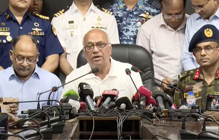 দুর্যোগ ব্যবস্থাপনা ও ত্রাণ উপদেষ্টা ফারুক-ই-আজম আজ মন্ত্রণালয়ের সভাকক্ষে দেশের চলমান বন্যা পরিস্থিতি নিয়ে সাংবাদিকদের ব্রিফ করেন। তিনি জানান, চলমান বন্যায় ১১ জেলায় এখন পর্যন্ত প্রায় ৫৬ লাখ ১৯ হাজার ৩৭৫ জন ক্ষতিগ্রস্ত হয়েছে। এখন পর্যন্ত মারা গেছেন ২৭ জন। ছবি: পিআইডি