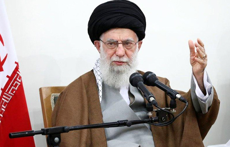 এবার ইসরায়েলের বিরুদ্ধে ‘প্রতিশোধমূলক হামলার’ প্রস্তুতি নেওয়ার নির্দেশ দিলেন ইরানের সর্বোচ্চ ধর্মীয় নেতা আয়াতুল্লাহ আলী খামেনি। গাজা ও লেবাননে সংঘাতসহ নানা ইস্যুতে ইসরায়েলের ওপর চরম ক্ষুব্ধ ইরান। দুই পক্ষের মধ্যে এরই মধ্যে ঘটে হামলা-পাল্টা হামলার ঘটনা ঘটেছে। ছবি: সংগৃহীত