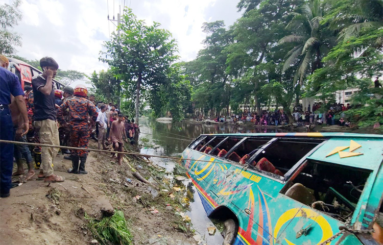 লক্ষ্মীপুরে যাত্রীবাহী বাস নিয়ন্ত্রণ হারিয়ে খালে পড়ার ঘটনায় পাঁচজন নিহত হয়েছেন। আজ সকাল ৯টার দিকে সদর উপজেলার চন্দ্রগঞ্জ কফিল উদ্দিন ডিগ্রি কলেজের সামনে রহমতখালী খালে এ ঘটনা ঘটে। ঘটনাস্থল থেকে বিষয়টি নিশ্চিত করেছেন লক্ষ্মীপুর অতিরিক্ত পুলিশ সুপার (সদর সার্কেল) মো. রেজাউল হক। তিনি জানান, উদ্ধার কার্যক্রম অব্যাহত আছে। হতাহতের সংখ্যা আরও বাড়তে পারে। ছবি: জাগো নিউজ