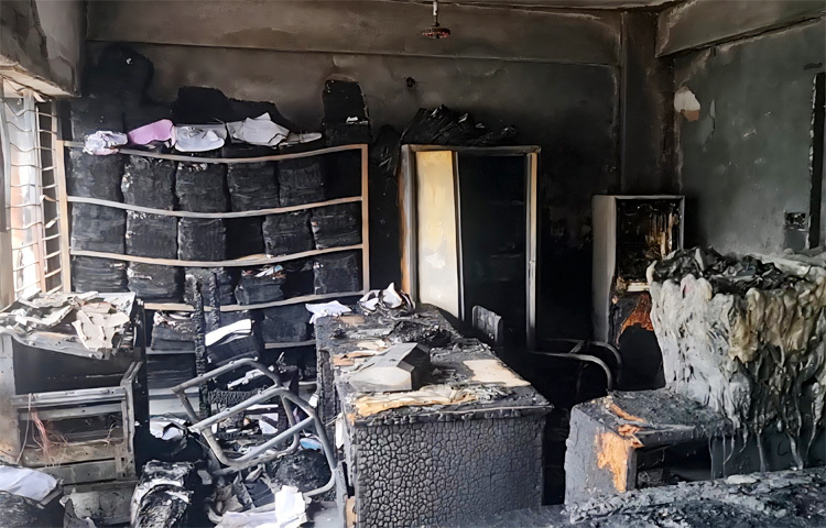 বরগুনায় জেলা নির্বাচন অফিস কার্যালয়ে আগুনের ঘটনা ঘটেছে। এতে কক্ষে থাকা ব্যাটল বক্স, বিভিন্ন ধরনের কাগজপত্রসহ কয়েকটি কম্পিউটার ও বিভিন্ন আসবাবপত্র পুড়ে নষ্ট হয়েছে। আজ সকাল সাড়ে ৭টার দিকে এ ঘটনা ঘটে। ছবি: সংগৃহীত