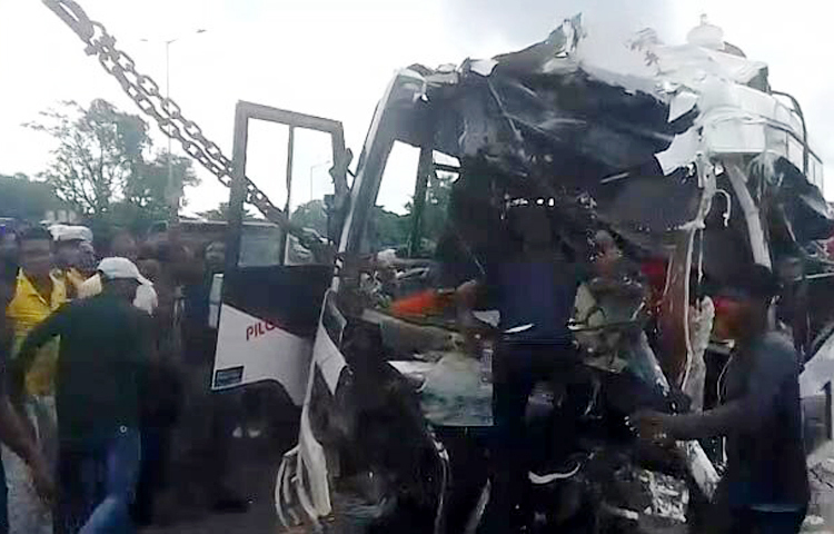 আজ (১৫ আগস্ট) সকালে ভারতের পশ্চিমবঙ্গে ভয়াবহ সড়ক দুর্ঘটনায় মৃত্যু হলো ১০ জনের। আহত অন্তত ৩৫ জন। সকলকে উদ্ধার করে বর্ধমান মেডিকেল কলেজ হাসপাতালে নিয়ে যাওয়া হয়েছে। ছবি: সংগৃহীত