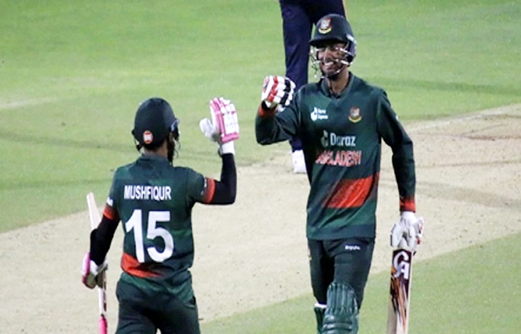 রুদ্ধশ্বাস ম্যাচে ৪৫ ওভারে ৩২০ রান তাড়া করে অবিশ্বাস্য এক জয় ছিনিয়ে নিয়েছে বাংলাদেশ। চেমসফোর্ডে বৃষ্টিবিঘ্নিত সিরিজের দ্বিতীয় ওয়ানডেতে আয়ারল্যান্ডকে ৩ উইকেট আর ৩ বল হাতে রেখে হারিয়েছে টাইগাররা। ছবি: সংগৃহীত