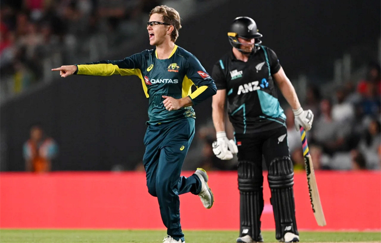 নিউজিল্যান্ডের বিপক্ষে তিন ম্যাচের টি-টোয়েন্টি সিরিজের দ্বিতীয় ম্যাচে জিতে সিরিজ নিশ্চিত করেছে অস্ট্রেলিয়া। অসিদের দেওয়া ১৭৪ রানের জবাবে ব্যাট করতে নেমে নিউজিল্যান্ড অলআউট হয়ে গেছে ১০২ রানে। ফলে ৭২ রানের বিশাল জয়ে চ্যাপেল-হাডলি ট্রফি ধরে রেখেছে অস্ট্রেলিয়া। ছবি: সংগৃহীত