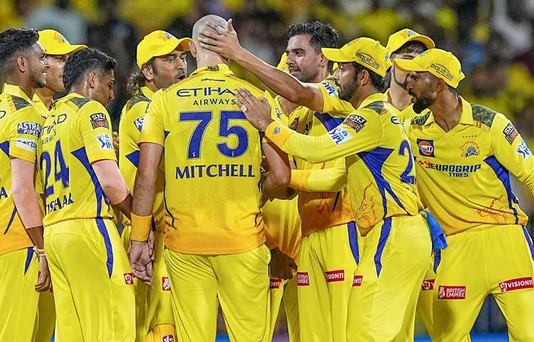 আইপিএলে আজ রাতে নিজেদের চতুর্থ ম্যাচে মাঠে নামবে চেন্নাই সুপার কিংস (সিএসকে)। কিন্তু সানরাইজার্স হায়দরাবাদের বিপক্ষে এই ম্যাচে খেলতে পারবেন না কাটার মাস্টার মোস্তাফিজুর রহমান। মোস্তাফিজের পরিবর্তে সিএসকের একাদশে থাকতে পারেন রহস্যময় লঙ্কান স্পিনার মাহিশ থিকসানা। ছবি: সংগৃহীত