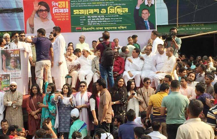 দলের চেয়ারপারসন বেগম খালেদা জিয়ার সুচিকিৎসাসহ নিঃশর্ত মুক্তি, ভারপ্রাপ্ত চেয়ারম্যান তারেক রহমানের বিরুদ্ধে করা মামলা প্রত্যাহারসহ কারাবন্দি নেতাদের মুক্তির দাবিতে নয়াপল্টনে সমাবেশ করে বিএনপি। আজ বিকেল ৪টায় পবিত্র কোরআন তেলাওয়াতের মধ্য দিয়ে সমাবেশ শুরু হয়। ছবি: জাগো নিউজ