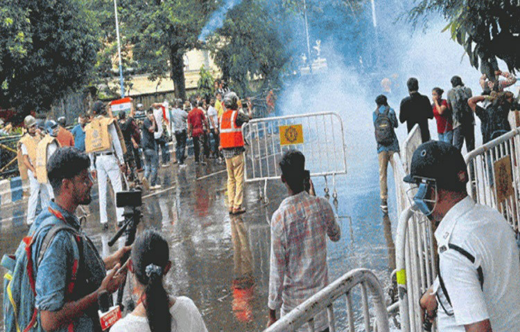 পশ্চিমবঙ্গের মুখ্যমন্ত্রী মমতা ব্যনার্জীর পদত্যাগের এক দফা দাবিতে আজ ‘নবান্ন অভিযান’কে কেন্দ্র করে উত্তপ্ত অবস্থা তৈরি হয়েছে হাওড়া ব্রিজ সংলগ্ন অঞ্চলে। আন্দোলনকারী শিক্ষার্থীদের সামাল দিতে পুলিশকে ব্যবহার করতে হয়েছে জলকামান এবং কাঁদানে গ্যাস। ছবি: সংগৃহীত