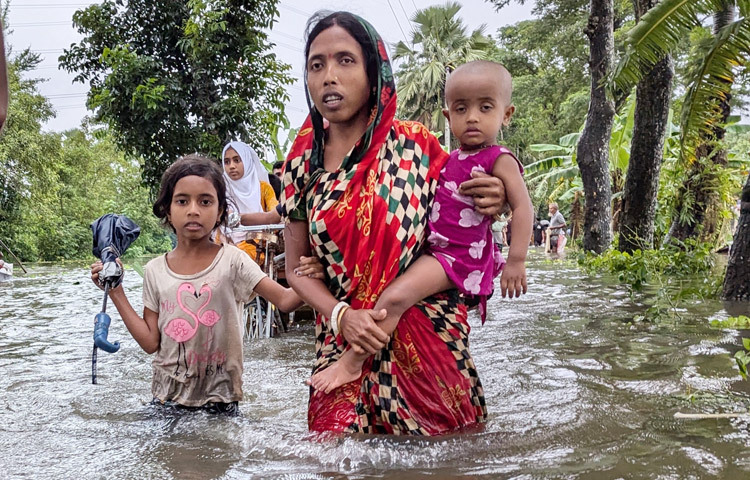 চলমান বন্যায় বাংলাদেশের পূর্বাঞ্চলের ২০ লাখেরও বেশি শিশু এখন ঝুঁকির মধ্যে রয়েছে। দেশের পূর্বাঞ্চলে বিগত ৩৪ বছরের মধ্যে আঘাত হানা সবচেয়ে ভয়ংকর এই বন্যায় ৫৬ লাখ মানুষ ক্ষতিগ্রস্ত হয়েছে। আজ এক সংবাদ বিজ্ঞপ্তিতে এ তথ্য জানিয়েছে ইউনিসেফ। ছবি: সংগৃহীত