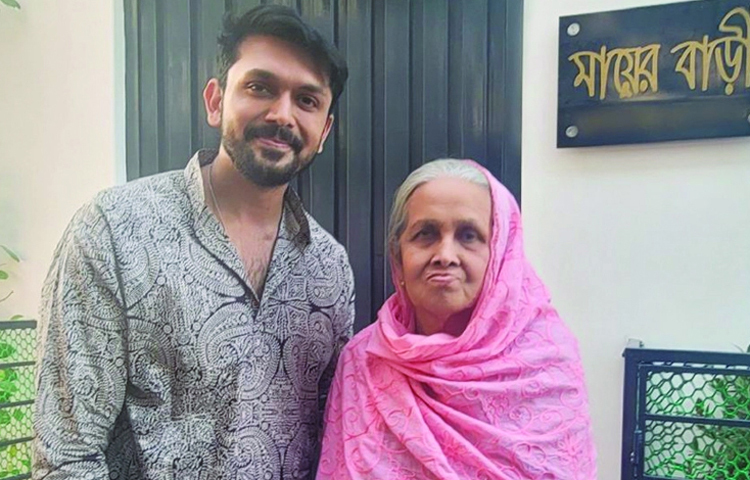 মা হারালেন চিত্রনায়ক আরিফিন শুভ। আরিফিন শুভর মা রাজধানীর একটি বেসরকারি হাসপাতালে শেষ নিশ্বাস ত্যাগ করেন। ছবি: সংগৃহীত