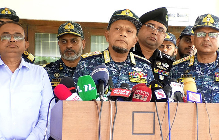 ভোলায় নৌবাহিনীর প্রধান রিয়ার অ্যাডমিরাল মোহাম্মদ নাজমুল হাসান বলেছেন, সশস্ত্র সেনা, নৌ ও বিমান বাহিনী সবসময় জনগণের পাশে ছিল, আছে এবং ভবিষ্যতেও থাকবে। বর্তমানে যৌথ বাহিনীর কার্যক্রমে অবৈধ অস্ত্র উদ্ধারসহ আইনশৃঙ্খলা রক্ষার বিভিন্ন কজে অভিযান পরিচালনা করা হচ্ছে। যৌথ অভিযানে নৌবাহিনী সহযোগিতা করছে। যতদিন পর্যন্ত যৌথ বাহিনীর অভিযান প্রয়োজন হবে সরকারি নির্দেশ মোতাবেক ততোদিনই সহযোগিতা করা হবে। আজ সকালে ভোলা সার্কিট হাউজে জেলা প্রশাসন ও আইনশৃঙ্খলা রক্ষাকারী বাহিনীর সদস্যদের সঙ্গে মতবিনিময় শেষে সাংবাদিকদের তিনি এসব কথা বলেন। ছবি- জাগো নিউজ