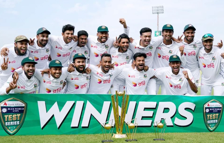 একবারই মাত্র নিজেদের মাটিতে টেস্টে হোয়াইটওয়াশ হয়েছিলো পাকিস্তান। ইংল্যান্ডের কাছে। এবার দ্বিতীয়বারের মত সেই লজ্জার মুখোমুখি হলো তারা। এবার তারা হলো ‘বাংলাওয়াশ’। টেস্ট ক্রিকেটে সব সময়ই শক্তিশালী পাকিস্তান। ঘরের মাঠে তো দুর্বোধ্যই। কিন্তু সেই দলটি নিজেদের মাঠে ২ ম্যাচের টেস্ট সিরিজে বাংলাদেশের কাছে হারলো ২-০ ব্যবধানে। ব্যাটে-বলে-ফিল্ডিংয়ে - বাংলাদেশের কাছে একরকম অসহায় আত্মসমর্পন করেছে শান মাসুদের দল। প্রথম টেস্টে ১০ উইকেটে হারানোর পর আজ রাওয়ালপিন্ডির দ্বিতীয় টেস্টেও পাকিস্তানকে ৬ উইকেটে হারিয়ে ইতিহাস গড়েছে বাংলাদেশ। ছবি- সংগৃহীত