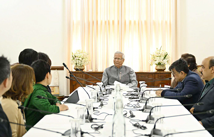 অন্তর্বর্তী সরকারের প্রধান উপদেষ্টা অধ্যাপক ড. মুহাম্মদ ইউনূস জাপানি বিনিয়োগকারীদের বাংলাদেশে বিনিয়োগ আরও সম্প্রসারণ এবং দেশটিতে কর্মসংস্থানের জন্য অধিকসংখ্যক বাংলাদেশি কর্মী নিয়োগের আহ্বান জানিয়েছেন। আজ (১২ জানুয়ারি) রাজধানীর রাষ্ট্রীয় অতিথি ভবন যমুনায় জাপানের সাবেক ফার্স্ট লেডি আকিয়ে আবে ও জাপানি উদ্যোক্তাদের একটি প্রতিনিধিদল সৌজন্য সাক্ষাতে এলে প্রধান উপদেষ্টা এ আহ্বান জানান। ছবি: সংগ্রহীত