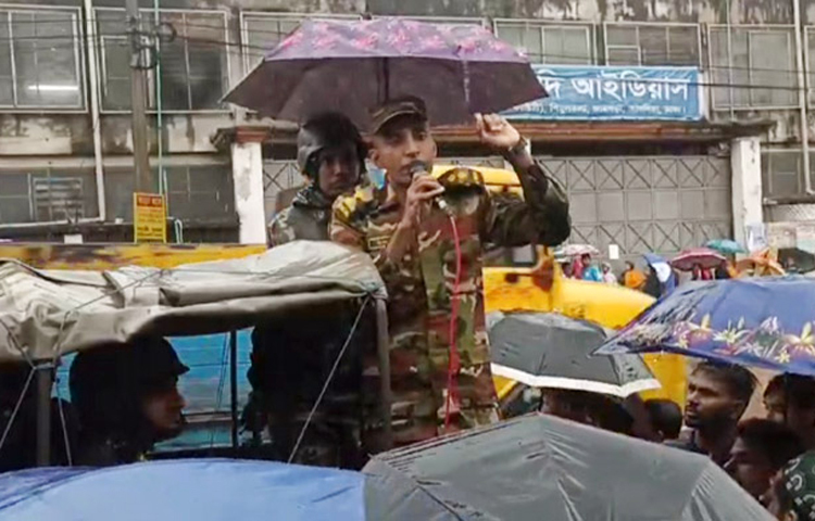 টানা শ্রমিক আন্দোলনের পর আজ কিছুটা স্বস্তিতে শিল্পাঞ্চল আশুলিয়া। কয়েকটি পোশাককারখানা ছাড়া বেশিরভাগ কারখানায় উৎপাদন শুরু হয়েছে। ডিইপিজেড এলাকার কর্মপরিবেশও রয়েছে স্বাভাবিক। আজ ভোর থেকে সেনাবাহিনীসহ আইনশৃঙ্খলা বাহিনীর সদস্যদের শিল্প এলাকায় টহল দিতে দেখা গেছে। মোতায়েন রয়েছে গুরুত্বপূর্ণ পয়েন্টে। তবে আজও নানা দাবিতে আশুলিয়ার মেংগুটেক্স, হান্ডাসহ কয়েকটি পোশাককারখানায় কর্মবিরতি চলছে। ছবি- জাগো নিউজ