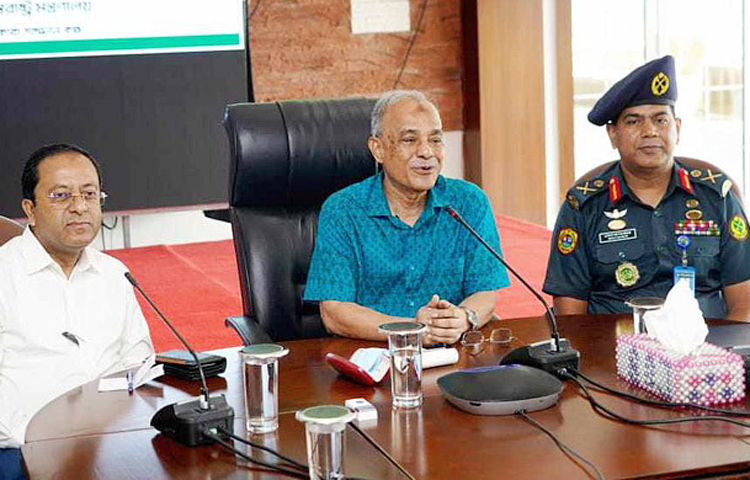 বৈষম্য বিরোধী ছাত্র আন্দোলন শুধু কোটার জন্য হয়নি জানিয়ে স্বরাষ্ট্র উপদেষ্টা লেফটেন্যান্ট জেনারেল (অব.) মো. জাহাঙ্গীর আলম চৌধুরী বলেছেন, এর পেছনে মূল কারণ হিসেবে কাজ করেছে ঘুস, দুর্নীতি ও দ্রব্যমূল্যের ঊর্ধ্বগতি। আজ সকালে রাজধানীর বকশিবাজারে কারা অধিদপ্তরের কর্মকর্তাদের সঙ্গে মতবিনিময় সভায় প্রধান অতিথির বক্তব্যে উপদেষ্টা এ কথা বলেন। উপদেষ্টা বলেন, বৈষম্যবিরোধী ছাত্র আন্দোলনের পেছনে মূল কারণ হিসেবে কাজ করেছে ঘুস, দুর্নীতি ও দ্রব্যমূল্যের ঊর্ধ্বগতি। ঘুস খাওয়া চলবে না। যেভাবেই হোক ঘুস খাওয়া বন্ধ করতে হবে। এর কোনো বিকল্প নেই। ছবি: সংগৃহীত