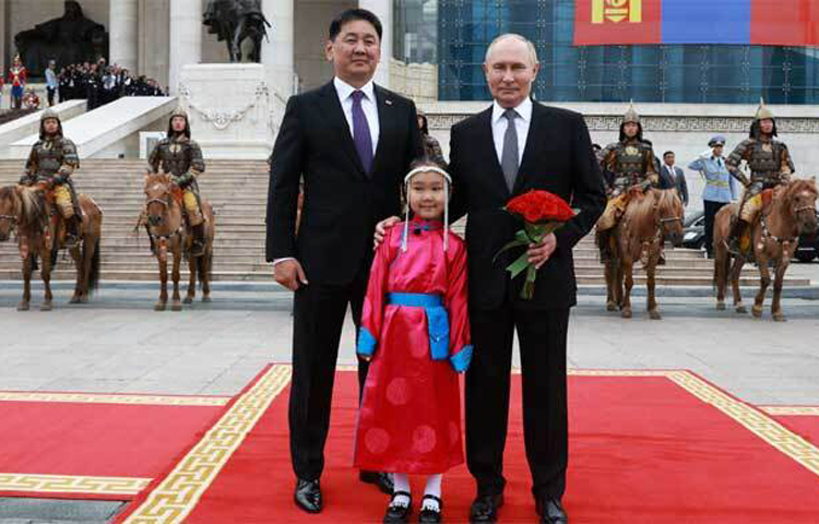 মঙ্গোলিয়ায় সফর করছেন রুশ প্রেসিডেন্ট ভ্লাদিমির পুতিন। গত বছর আন্তর্জাতিক আদালত (আইসিসি) তার ওপর গ্রেফতারি পরোয়ানা জারি করে। ওই গ্রেফতারি পরোয়ানা জারির পর প্রথমবারের মতো আইসিসির কোনো সদস্য দেশে পা রাখলেন তিনি। আজ মঙ্গোলিয়ার রাজধানী উলানবাটোরে পা রাখেন পুতিন। তার এই সফরকে কেন্দ্র করে সেখানে জমকালো অনুষ্ঠানের আয়োজন করা হয়। এদিকে পুতিনের এই সফরের সময় যেন তাকে গ্রেফতার করা হয় সে বিষয়ে মঙ্গোলিয়ার প্রতি আহ্বান জানিয়েছে ইউক্রেন। ছবি- এএফপি