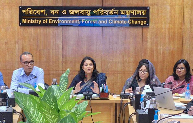 আগামী ১ অক্টোবর থেকে সুপারশপে কোনো পলিথিন শপিং ব্যাগ ও পলিপ্রপিলিনের ব্যাগ রাখা যাবে না এবং ক্রেতাদের দেওয়া যাবে না বলে জানিয়েছেন পরিবেশ, বন ও জলবায়ু পরিবর্তন উপদেষ্টা সৈয়দা রিজওয়ানা হাসান। বিকল্প হিসেবে সব সুপারশপে বা এর সম্মুখে পাট ও কাপড়ের ব্যাগ ক্রেতাদের ক্রয়ের জন্য রাখা হবে। আজ সচিবালয়ে মন্ত্রণালয়ের সভাকক্ষে পলিথিন শপিং ব্যাগের নিষেধাজ্ঞা কার্যকর করতে কর্মপরিকল্পনা প্রণয়নের লক্ষ্যে স্টেকহোল্ডারদের সঙ্গে অনুষ্ঠিত সভায় তার বক্তব্যে পরিবেশ উপদেষ্টা এসব কথা বলেন। ছবি: সংগৃহীত