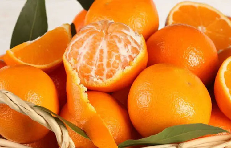 হৃদ্‌স্বাস্থ্যের জন্য উপকারী: কমলায় থাকা ফাইবার, পটাশিয়াম ও ফ্ল্যাভোনয়েড হৃদ্‌যন্ত্রকে সুস্থ রাখতে সাহায্য করে। এটি রক্তচাপ নিয়ন্ত্রণে রাখে এবং খারাপ কোলেস্টেরলের মাত্রা কমাতে সহায়তা করে। ফলে হৃদ্‌রোগের ঝুঁকি ধীরে ধীরে কমে আসে।