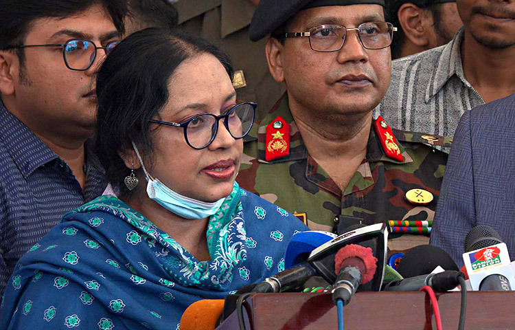 হামে আক্রান্ত হয়ে রাজশাহী মেডিকেল কলেজ (রামেক) হাসপাতালে চিকিৎসাধীন বেশিরভাগ শিশুর বয়স ছয় মাসের নিচে। এদের আকান্তের হার ৬৫ শতাংশ। আজ দুপুরে রামেক হাসপাতালের শিশু বিভাগের প্রধান অধ্যাপক ডা. সাহিদা ইয়াসমিন এ কথা বলেন। তিনি বলেন, ‘হামের উপসর্গ নিয়ে বর্তমানে হাসপাতালে মোট ২৭০ শিশু ভর্তি রয়েছে। এদের মধ্যে ৪১ জনের শরীরে হাম শনাক্ত হয়েছে। গত ২৪ ঘণ্টায় কোনো শিশু মারা যায়নি।’ ছবি: সংগৃহীত