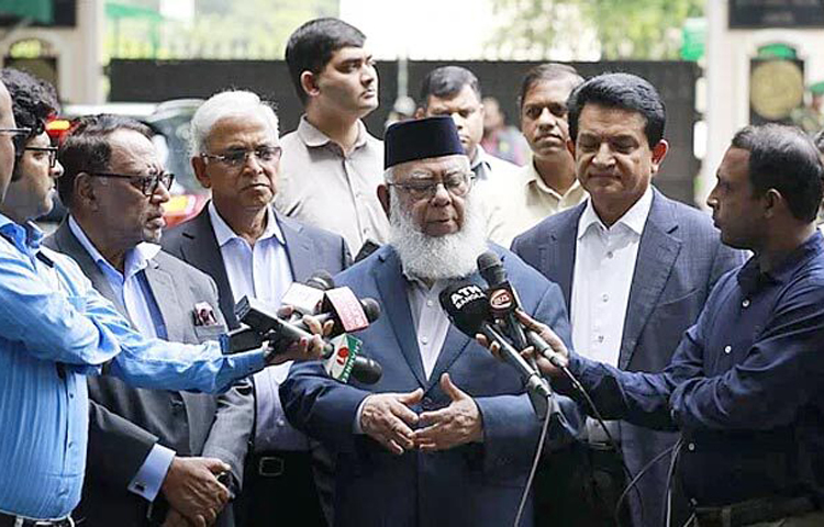 শিল্পপ্রতিষ্ঠানের নিরাপত্তা নিশ্চিত করার জন্য প্রয়োজনীয় পদক্ষেপ নিতে অন্তর্বর্তী সরকারের প্রধান উপদেষ্টা ড. মুহাম্মদ ইউনূসের প্রতি অনুরোধ জানিয়েছেন দেশের শীর্ষস্থানীয় ব্যবসায়ীরা। এ বিষয়ে সরকার প্রয়োজনীয় পদক্ষেপ নেবে বলে তাদের আশ্বস্ত করেছেন প্রধান উপদেষ্টা। আজ রাষ্ট্রীয় অতিথি ভবন যমুনায় এক বৈঠক শেষে সাংবাদিকদের এসব কথা জানান ইন্টারন্যাশনাল চেম্বার অব কমার্সের সভাপতি মাহবুবুর রহমান। ছবি- সংগৃহীত